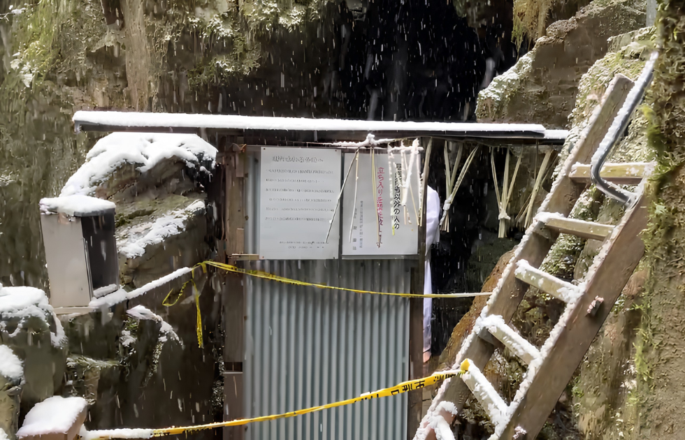 雪の滝場