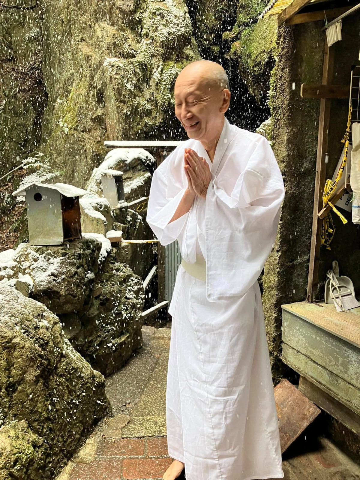 滝行に臨む遠藤喨及